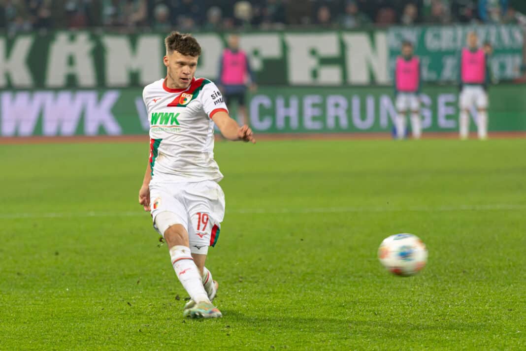 Robin Fellhauer (FC Augsburg #19) spielt den Ball beim Spiel gegen Wolfsburg. Foto: Krieger