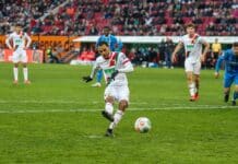 Keven Schlotterbeck wäre bei FCA-Sieg „vor dem Fernseher eingeschlafen“ – Hauptsache drei Punkte und weiter geht’s Alexis Claude-Maurice traf für den FCA zum Sieg gegen Heidenheim. Foto: Kolbert-press