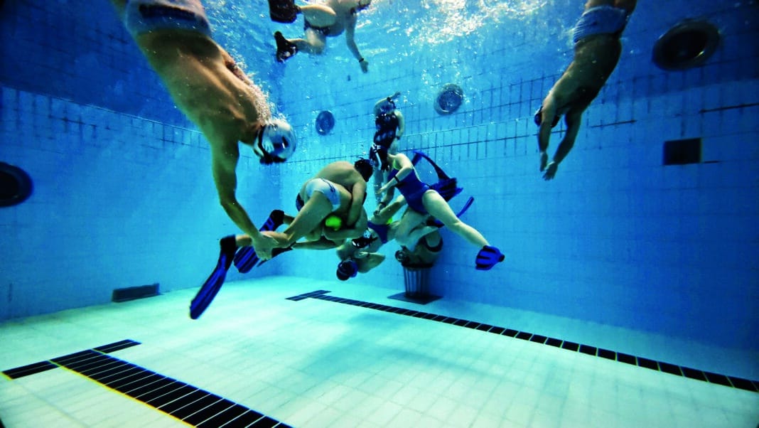 Von oben, unten, rechts und links: Beim Unterwasser-Rugby kommen die Gegenspieler aus allen Richtungen.