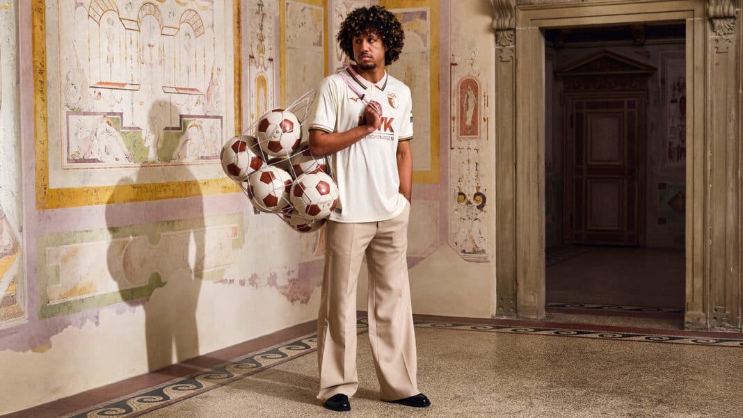 Han-Noah Massengo mit dem Fuggertrikot. Foto: FC Augsburg