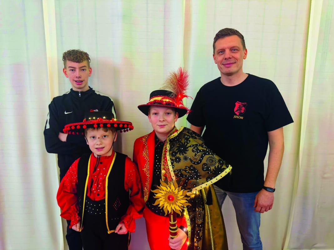 Der stolze Papa mit seinen drei Söhnen. Von links: Tim, Daniel, Lian und Johann Schweinfort.