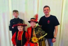 Kinderprinz, Tänzer und Techniker: Die drei Schweinfort-Brüder bei der Hollaria Der stolze Papa mit seinen drei Söhnen. Von links: Tim, Daniel, Lian und Johann Schweinfort.