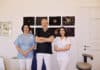 Zahnheilkunde im Fokus – Dr. Larissa Kanz ergänzt das Team der Weberhaus Zahnärzte as Ärzte-Trio der Weberhaus Zahnärzte von links: Dr. Nadja S. Weida, Dr. Siegfried J. Weida und Dr. Larissa M. Kanz. Der Standort mit über 60 Jahren Erfahrung in Augsburg kombiniert sowohl professionelle als auch einfühlsame Patientenbehandlung mit moderner Medizin.