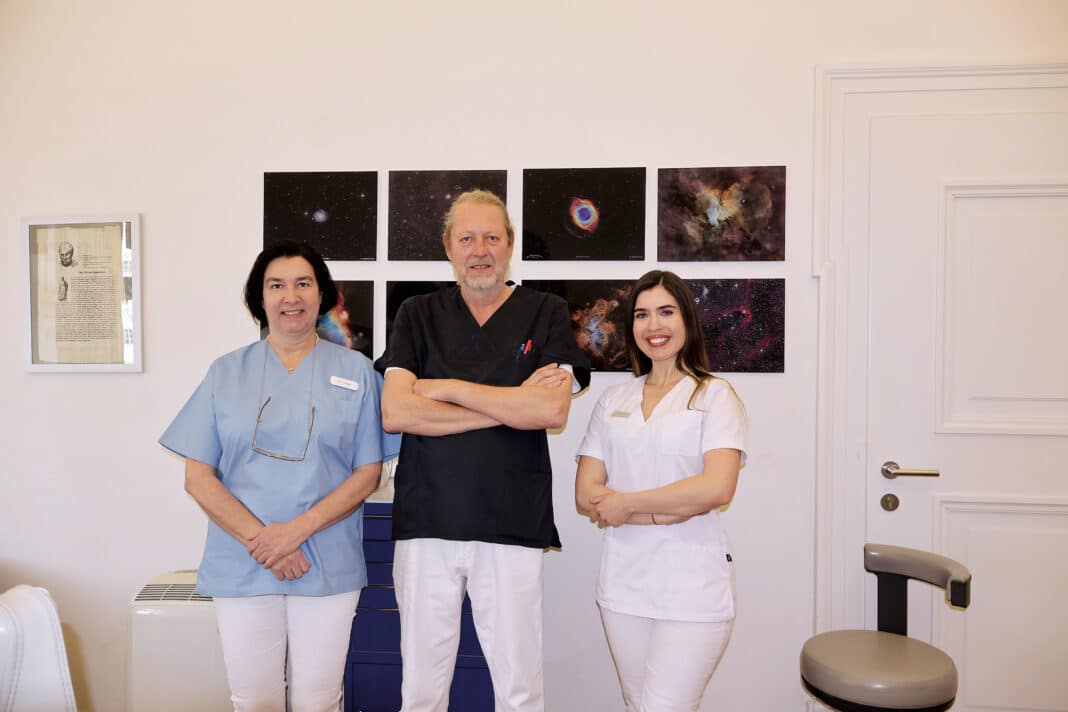 as Ärzte-Trio der Weberhaus Zahnärzte von links: Dr. Nadja S. Weida, Dr. Siegfried J. Weida und Dr. Larissa M. Kanz. Der Standort mit über 60 Jahren Erfahrung in Augsburg kombiniert sowohl professionelle als auch einfühlsame Patientenbehandlung mit moderner Medizin.