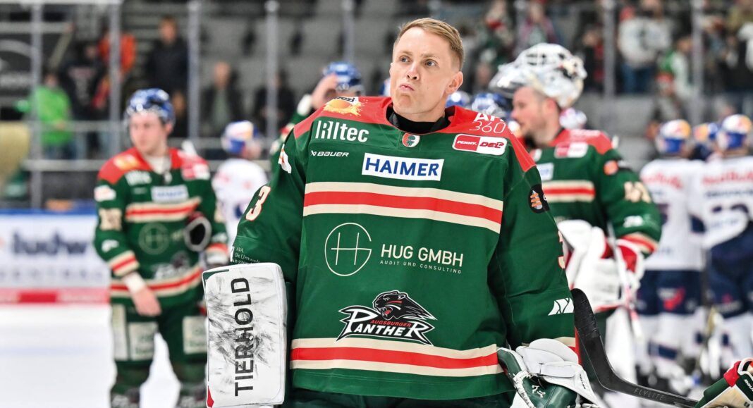 Penny DEL; Augsburger Panther - EHC RB München, 27.02.2026 Nicht nur im Büro: Für die letzten Saisonspiele kehrte Markus Keller noch einmal in den Kader als Ersatzkeeper zurück. Zum Einsatz kam es aber nicht. Foto: Adrian Goldberg/Sportberichte
