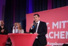 „Schluss mit der Wagenburg-Mentalität“: Florian Freund fordert neuen Politikstil für Augsburg OB-Kandidat Florian Freund sprach beim Townhall-Meeting im Moritzsaal über seine politischen Pläne für die Stadt Augsburg.
