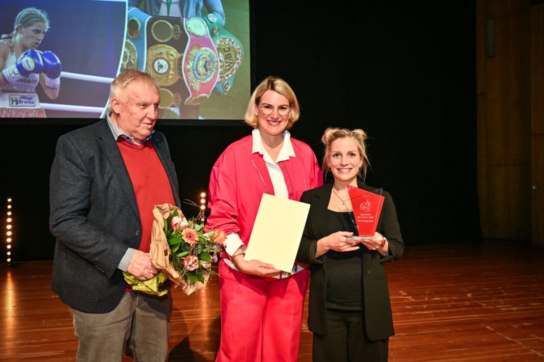 Tiny Tina Rupprecht rechts neben OB Eva Weber und Herbert Schmoll, der ihr die Auszeichnung des Verains Augsburg-Allgäuer Sportpresse verlieh.