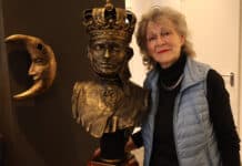 „Beflügelt… Gehörnt… Gekrönt…“ – Hella Buchner-Kopper erweckt Leder zum Leben