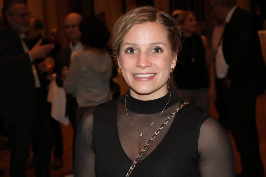 "Tiny" Tina Rupprecht diskutiert mit Elisabth Micheler-Jones über die Herausforderungen des Profisports mit der Vereinbarkeit von Familie. Foto: Stenglein