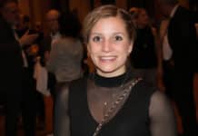 Augsburger Sportgrößen um Tina Rupprecht diskutieren im Liliom über den Spagat zwischen Profisport und Familie "Tiny" Tina Rupprecht diskutiert mit Elisabth Micheler-Jones über die Herausforderungen des Profisports mit der Vereinbarkeit von Familie. Foto: Stenglein