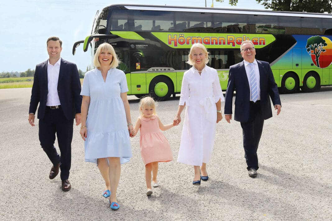 Entspanntes Reisen liegt ihnen einfach im Blut: Philipp Hörmann mit Ehefrau Birgit Perseus-Hörmann und Töchterchen; sie schreiben die Erfolgsgeschichte der Seniorchefs Mathilde und Xaver Hörmann mit der gleichen Leidenschaft fort.