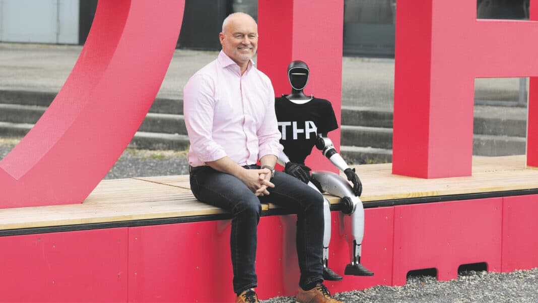 Prof. Dr. Gordon Thomas Rohrmair ist mittlerweile der Vorsitzende der Hochschule Bayern und vertritt damit 19 Hochschulen mit über 80 Standorten und 130.000 Studierenden. Die deutsche wie Augsburger KI-Zukunft sieht er im Physical AI-Bereich, also in hochentwickelten Robotiksystemen. Foto: THA