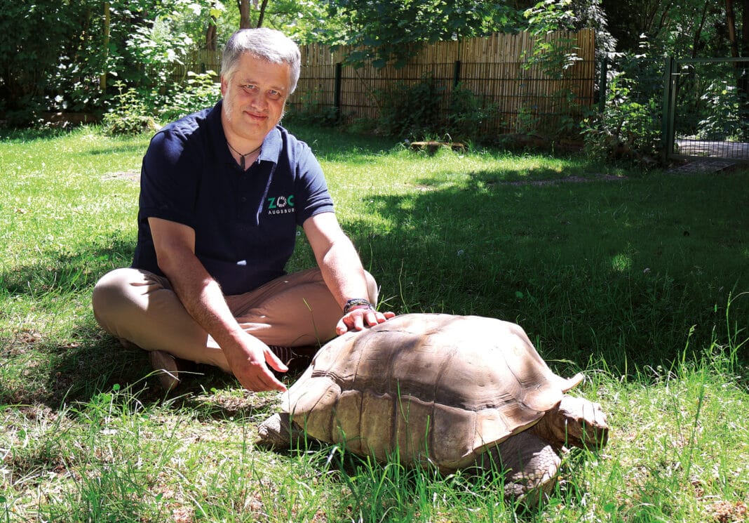 Der neue Zoodirektor Philipp Wagner. Passenderweise war nach dem Tag der Artenvielfalt der Weltschildkrötentag. „Auch die sind mir eine Herzensangelegenheit. Das ist die bedrohteste Wirbeltiergruppe. 60 Prozent der Arten sind mittlerweile gefährdet“, erklärt Wagner. „Artenschutz ist für mich ein wichtiges Thema. Ich glaube, dass die Zoos da im Allgemeinen besser werden müssen.“ Foto: Julia Greif