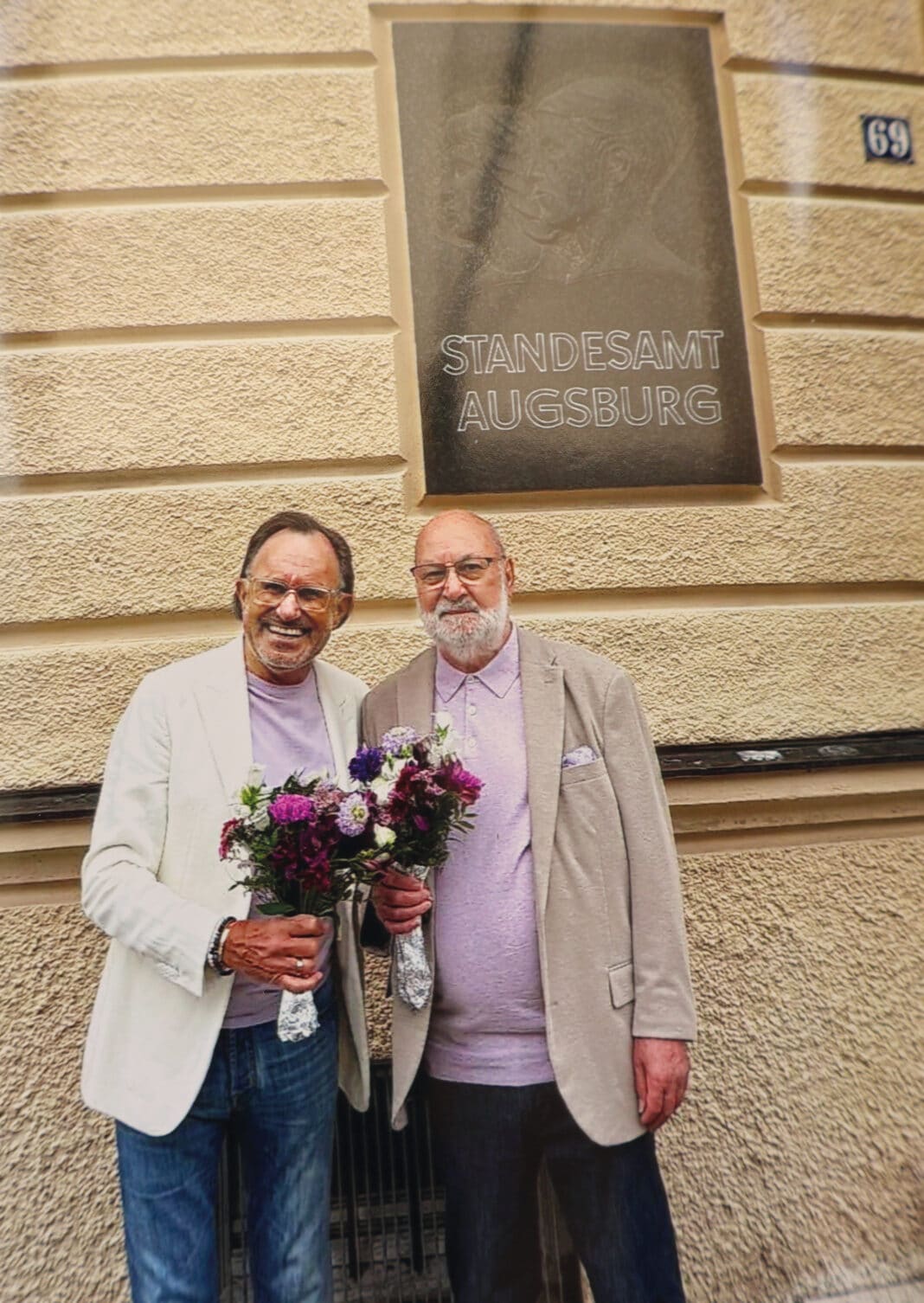 Ulrich Kneissl (links) und Peter Apsel vor dem Standesamt Augsburg -sie gaben sich leger-schick in Jeans und Sakko das Ja-Wort. Foto: privat
