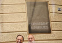 Ulrich Kneissl und Peter Apsel: Ja-Wort in Jeans Ulrich Kneissl (links) und Peter Apsel vor dem Standesamt Augsburg -sie gaben sich leger-schick in Jeans und Sakko das Ja-Wort. Foto: privat