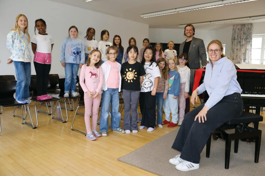 Andrea Hartinger und Leonhard Fitz mit den jungen Sängerinnen der Augsburger Mädchenkantorei. Für 14- bis 20-Jährige, die ab September einsteigen können, findet am 13. und 20. Juli jeweils von 15 bis 18 Uhr ein Casting statt. Foto: Julia Greif