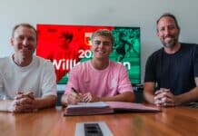 Neuzugang für die Defensive: FC Augsburg verpflichtet Hennes Behrens Benjamin Weber, Hennes Behrens und Michael Ströll (v.li.). Foto: FC Augsburg