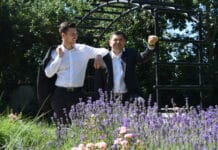 Generationswechsel bei Bestattung Welzmüller Tradition bewahren, Zukunft gestalten: Peter Welzmüller (rechts) übergibt die Verantwortung an Florian Welzmüller (links).