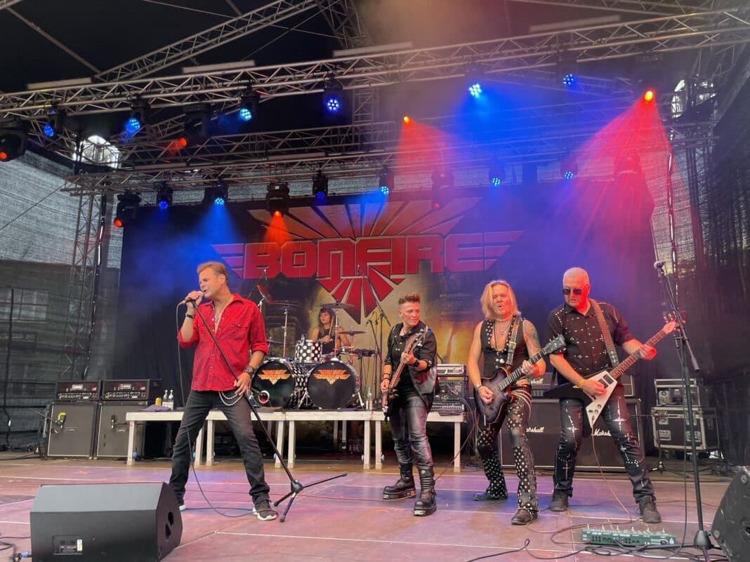 Die Aufnahmen vom Konzert am 19. Juni beim „Sommer am Kiez“ werden in den Kinofilm über Hans Ziller „Rock’n’Roll Survivor – Mein bipolares Leben mit Bonfire“ einfließen. Die Augsburger Fans wurden somit überraschend ein Teil der Bonfire-Geschichte. Foto: Olessja Schulz